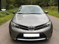 Silber Gebraucht 2013 Toyota Auris Limousine | 8.999 €