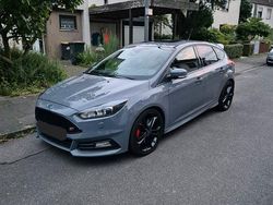 Grau Gebraucht 2015 Ford Focus ST Limousine | 15.700 €