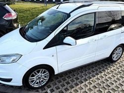 Weiß Gebraucht 2018 Ford Tourneo Courier Titanium Van / Kleinbus | 11.310 € (Fairer Preis)