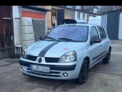 Silber Gebraucht 2003 Renault Clio II Kleinwagen | 900 €
