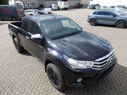 Attitude black mc. Gebraucht 2020 Toyota HiLux Comfort Abholung | 35.700 € (Teuer)