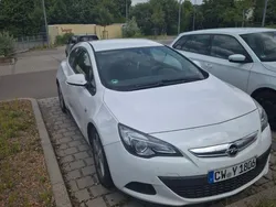 Weiß Gebraucht 2013 Opel Astra GTC Limousine | 7.500 € (Etwas zu teuer)