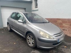 Grau Gebraucht 2004 Peugeot 307 Kleinwagen | 600 €