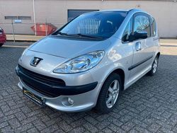 Grau Gebraucht 2007 Peugeot 1007 Premium Van / Kleinbus | 2.450 € (Guter Preis)