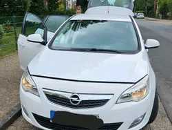 Weiß Gebraucht 2011 Opel Astra Design Edition Limousine | 3.500 € (Fairer Preis)