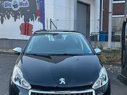 Schwarz Gebraucht 2017 Peugeot 208 Kleinwagen | 9.600 € (Fairer Preis)