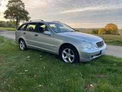 Silber Gebraucht 2002 Mercedes 220 Kombi | 2.490 €