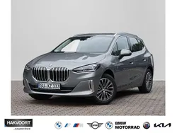 Skyscraper grau metallic Neu 2025 BMW 218 Luxury Line Van / Kleinbus | 39.970 € (Etwas zu teuer)