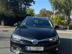 Schwarz Gebraucht 2017 Toyota Auris Hybrid Kombi | 15.000 € (Etwas zu teuer)