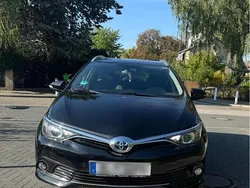 Schwarz Gebraucht 2017 Toyota Auris Hybrid Kombi | 15.000 € (Etwas zu teuer)