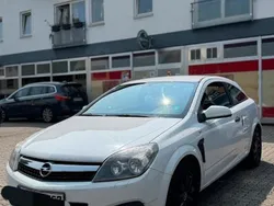 Weiß Gebraucht 2009 Opel Astra GTC Selection Limousine | 2.299 € (Fairer Preis)