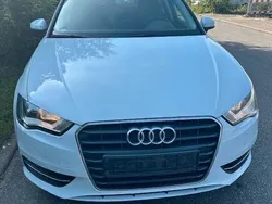 Weiß Gebraucht 2013 Audi A3 Sportback Attraction Limousine | 5.800 € (Fairer Preis)