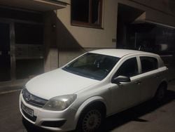 Weiß Gebraucht 2009 Opel Astra Edition Limousine | 2.499 € (Fairer Preis)
