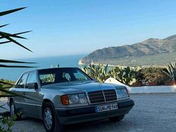 Gold Gebraucht 1992 Mercedes E230 Limousine | 8.000 €
