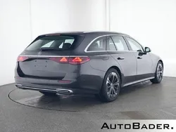 Grau Gebraucht 2024 Mercedes E220 Avantgarde Limousine | 45.595 € (Superpreis)