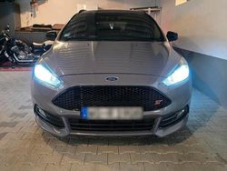 Grau Gebraucht 2016 Ford Focus ST Kombi | 17.000 € (Teuer)