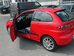 Rot Gebraucht 2004 Seat Ibiza Limousine | 3.200 € (Teuer)