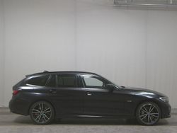 Black sapphire metallic Gebraucht 2022 BMW 330e M Sport Kombi | 23.480 €