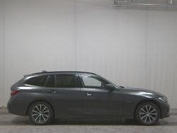 Grau Gebraucht 2021 BMW 330e Sport Line Kombi | 22.680 € (Guter Preis)