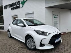 Weiß Gebraucht 2021 Toyota Yaris Comfort Limousine | 12.940 € (Fairer Preis)
