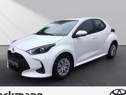 Weiß Gebraucht 2023 Toyota Yaris Comfort Limousine | 15.690 € (Fairer Preis)