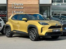 Warm gold metallic Gebraucht 2022 Toyota Yaris Hybrid Connect Style | 24.990 € (Etwas zu teuer)