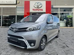 Silber Gebraucht 2022 Toyota Proace Verso Team Kombi | 37.990 € (Etwas zu teuer)