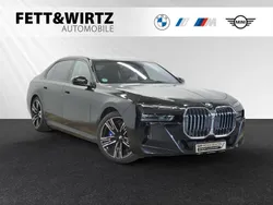 Saphirschwarz metallic Gebraucht 2023 BMW 750e M Sport Limousine | 94.888 €