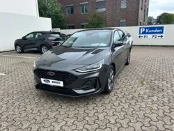 Grau Neu 2025 Ford Focus ST-Line Limousine | 30.890 € (Etwas zu teuer)