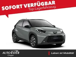 Grau (celestite grey / urban khaki) Neu 2025 Toyota Aygo Team Kleinwagen | 15.780 €