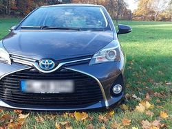 Grau Gebraucht 2017 Toyota Yaris Hybrid Kleinwagen | 11.999 € (Fairer Preis)