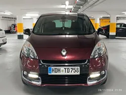 Rot Gebraucht 2013 Renault Scénic III Bose Edition Van / Kleinbus | 6.750 € (Fairer Preis)