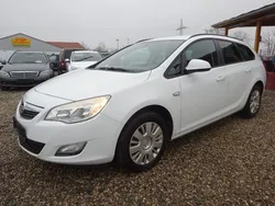 Weiß Gebraucht 2011 Opel Astra Design Edition Kombi | 2.500 € (Fairer Preis)