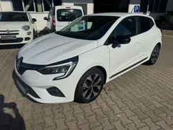Weiß Gebraucht 2023 Renault Clio V Evolution Limousine | 12.996 € (Guter Preis)