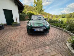 Grün Gebraucht 2021 Mini Cooper SE Classic Kleinwagen | 18.590 € (Teuer)