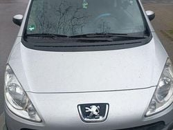 Blau Gebraucht 2009 Peugeot 1007 Premium Van / Kleinbus | 2.500 € (Fairer Preis)