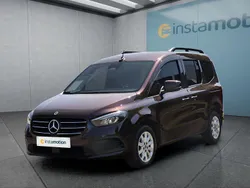 Rot Gebraucht 2024 Mercedes T180 Van / Kleinbus | 31.199 € (Teuer)