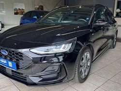 Obsidianschwarz metallic Gebraucht 2024 Ford Focus ST-Line Kombi | 21.990 € (Fairer Preis)