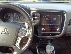 Weiß Gebraucht 2020 Mitsubishi Outlander P-HEV Kombi | 19.300 € (Guter Preis)