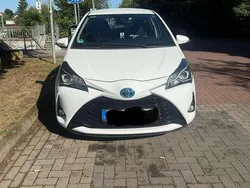 Weiß Gebraucht 2018 Toyota Yaris Hybrid Team Limousine | 12.850 € (Guter Preis)