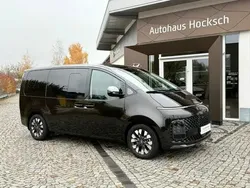 Gaia brown / mic Gebraucht 2024 Hyundai Staria Signature Van | 53.990 € (Etwas zu teuer)