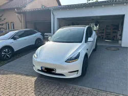 Weiß Gebraucht 2024 Tesla Model Y Standard Range SUV | 35.900 €