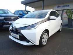 Weiß Gebraucht 2015 Toyota Aygo X-play Kleinwagen | 6.890 € (Guter Preis)