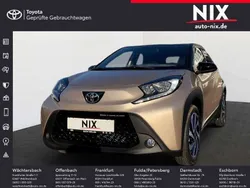 Gingerbeige / night sky black Gebraucht 2024 Toyota Aygo Team Kleinwagen | 18.600 € (Etwas zu teuer)