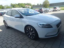 Weiß Gebraucht 2019 Volvo V40 Momentum Kombi | 14.990 € (Fairer Preis)