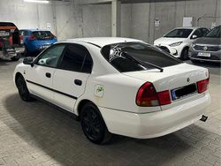 Weiß Gebraucht 1998 Mitsubishi Carisma Limousine | 1.450 €