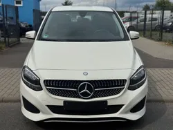 Weiß Gebraucht 2016 Mercedes B180 Van / Kleinbus | 9.390 € (Guter Preis)