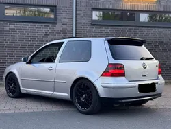 Silber Gebraucht 2002 VW Golf IV Kleinwagen | 2.150 €