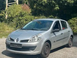 Silber Gebraucht 2006 Renault Clio II Limousine | 1.999 €