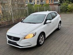 Weiß Gebraucht 2012 Volvo V40 Kinetic Limousine | 6.880 € (Fairer Preis)
